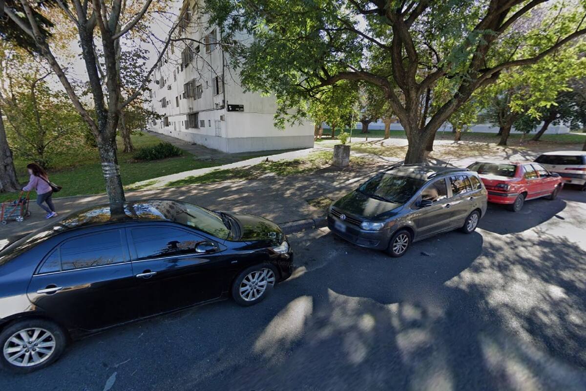 Ezeiza y Condarco, frente a los monoblocks del Barrio General San Martín, escenario de un misterioso crimen