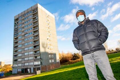 Ezekiel Hermon se resiste a abandonar su hogar por otro que no sea de las mimas dimensiones. Foto: Jonathan Hipkiss.Birmingham Mail