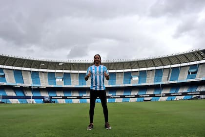 Schelotto tenía ganas de volver a la Argentina, sondeó clubes desde Europa mediante su representante y Racing se interesó por él.