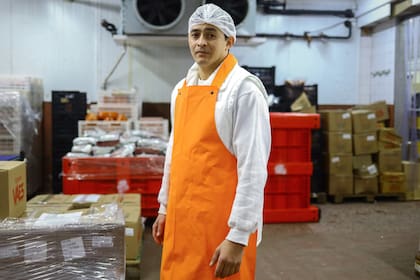 Ezequiel trabaja en el frigorífico VAES, ubicado en Mataderos, como empaquetador de fiambres. Es su primer trabajo en blanco.