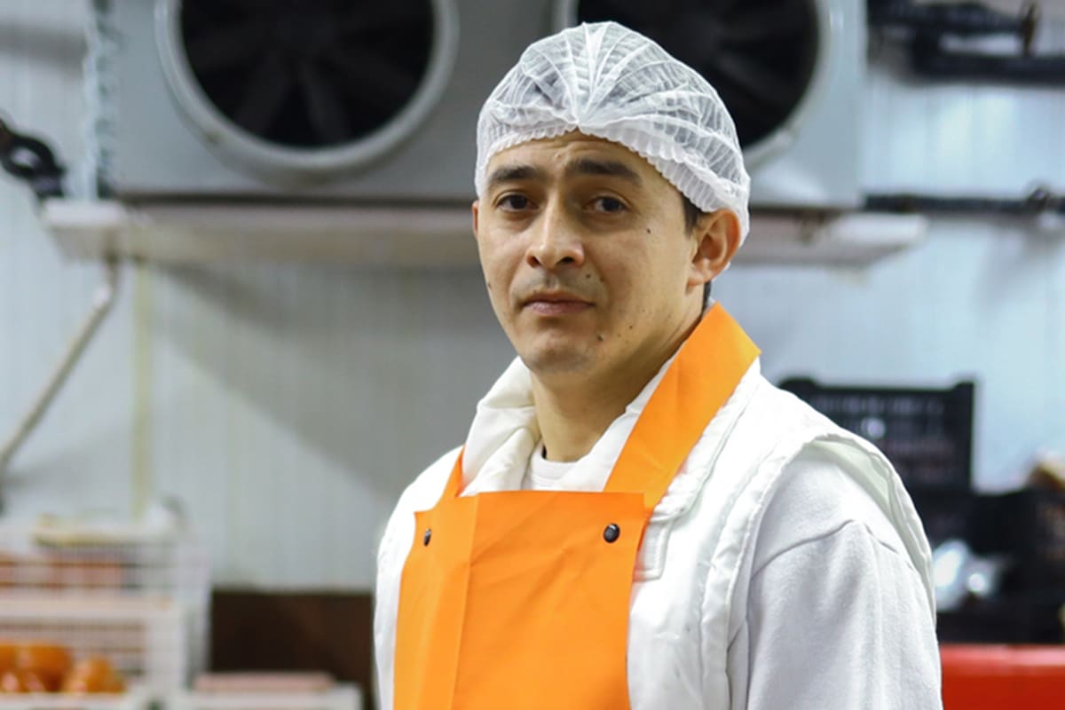 Gracias a la mediación de una ONG, Ezequiel trabaja en blanco en un frigorífico