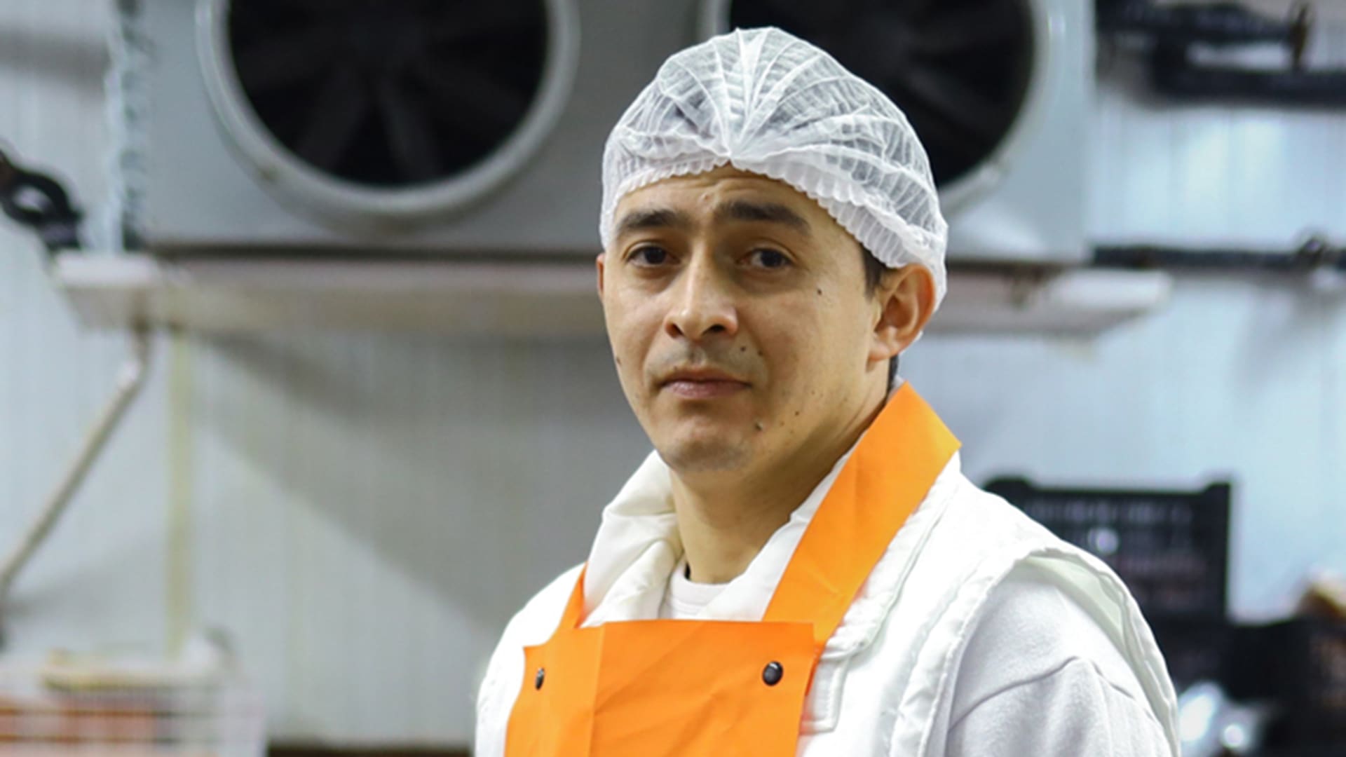 Gracias a la mediación de una ONG, Ezequiel trabaja en blanco en un frigorífico