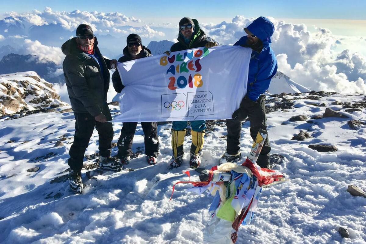Ezequiel Baraja, el espartano, y Julián Weich, fueron los encargados de subir la bandera de los Juegos Olímpicos a la cumbre del Aconcagua. Los acompañaron Ulises Corvalán y Guillermo Fuentes, dos guías de la expedición, y Pablo Betancur, el camarógrafo.