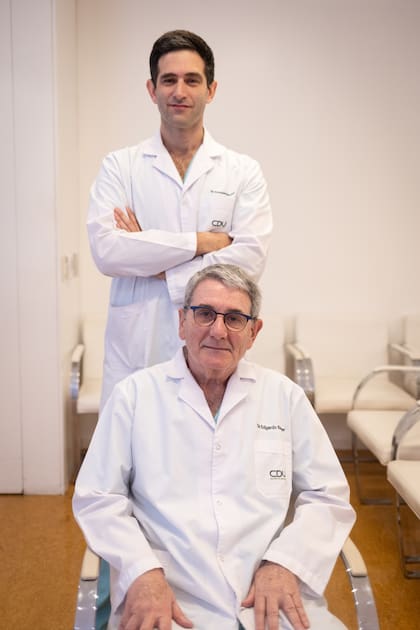 Ezequiel Becher (de pie) y Edgardo Becher (sentado), especialistas del CDU