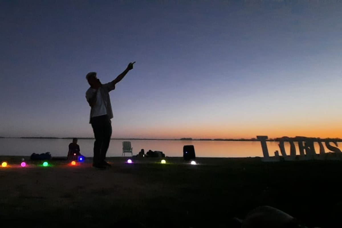 Ezequiel Brahim, guía de astroturismo, dice que la propuesta de Lobos es que los asistentes aprendan a disfrutar del universo solo con sus ojos y algo de conocimiento.