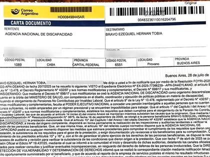 Ezequiel Bravo tiene TGD no verbal y vive con su familia en un pueblo de 1400 habitantes. Su mamá dice que no recibieron la citación pero sí la suspensión del beneficio