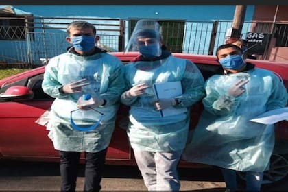 Jóvenes voluntarios de San Petersburgo, en La Matanza, durante una jornada de rastreo epidemiológico en La Matanza