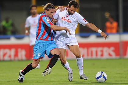 Ezequiel Carboni, con la camiseta de Catania, club por el que jugó entre 2009 y 2011; hoy dirige a la reserva y coordina el fútbol amateur.