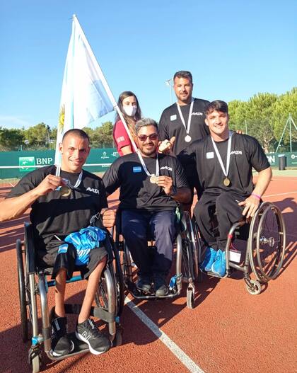 Ezequiel Casco, Agustín Ledesma, el coach Javier Zubiri y Gustavo Fernández, el equipo argentino de tenis adaptado que finalizó tercero en la Copa del Mundo, en Italia.