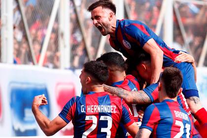 Ezequiel Cerutti acaba de anotar el gol de San Lorenzo contra Huracán en el Nuevo Gasómetro, que perdió más que el clásico: la chance de quedar muy cerca de la vanguardia de la Liga Profesional de Fútbol.