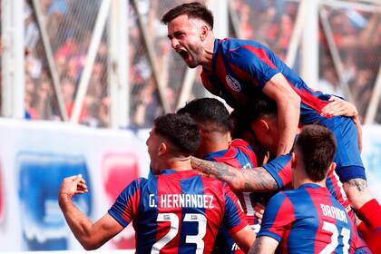 Ezequiel Cerutti acaba de anotar el gol de San Lorenzo contra Huracán en el Nuevo Gasómetro, que perdió más que el clásico: la chance de quedar muy cerca de la vanguardia de la Liga Profesional de Fútbol.
