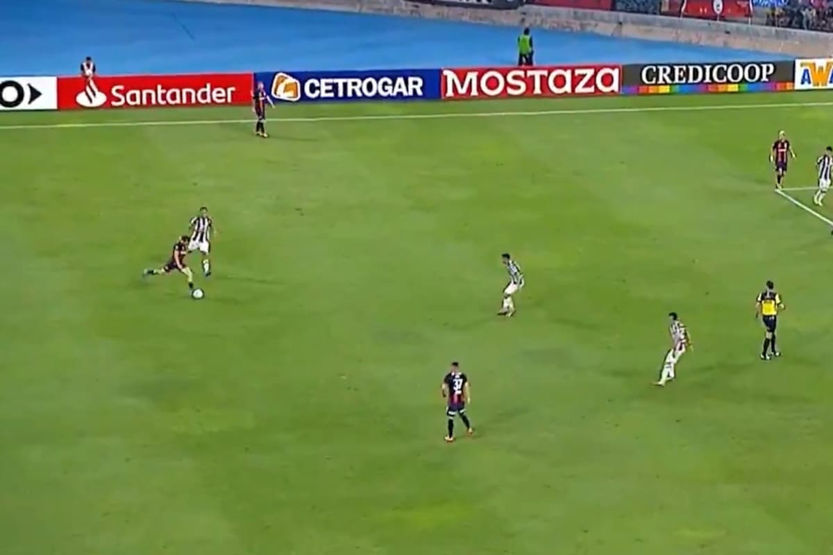 Ezequiel Cerutti está a punto de sacar el derechazo que terminará en el 1-0 de San Lorenzo ante Central Córdoba