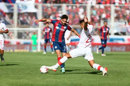 Ezequiel Cerutti maniobra ante la marca de Ibáñez, durante el encuentro entre San Lorenzo y Huracán, que se disputa en el Nuevo Gasómetro