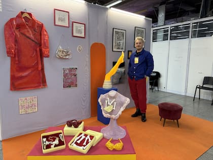 Ezequiel Chiodi creó una boutique de ropa de papel en Crystal, en la feria de arte de La Plata, Plateada