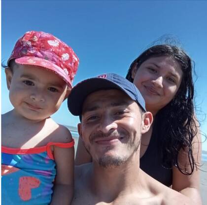 Ezequiel con su familia, disfrutando de la costanera de Quilmes.