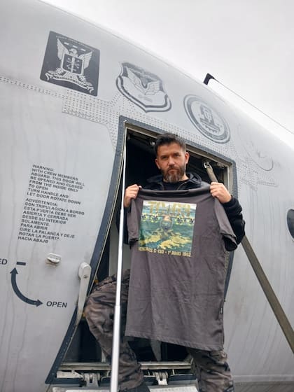 Ezequiel, con un emotivo regalo que le hizo la compañía Kevingston: una remera con un logo del TC-63 creado por él