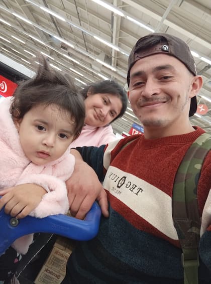 Ezequiel, Dana y su beba de dos años durante una compra en un supermercado mayorista: "El trabajo nos cambió la vida"
