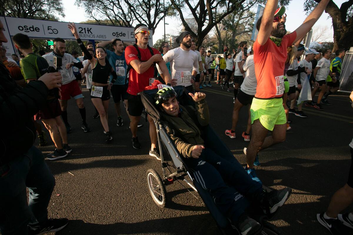 Ezequiel, el triatleta con parálisis cerebral, al completar la prueba de la media maratón de Buenos Aires junto a su guía, Eduardo