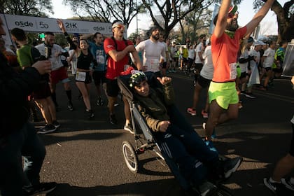Ezequiel, el triatleta con parálisis cerebral, al completar la prueba de la media maratón de Buenos Aires junto a su guía, Eduardo