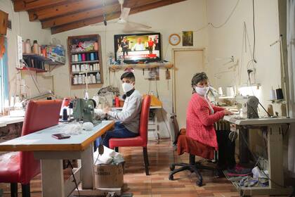 Ezequiel Esquivel y Nilda Rodriguez en su taller
