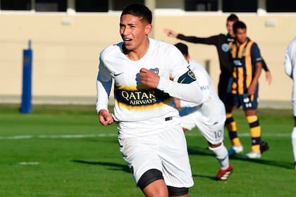 Ezequiel Fernandez, volante central de las inferiores de Boca