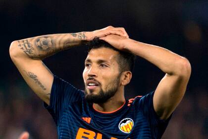 Ezequiel Garay, de Valencia, está confinado en su casa de España junto a su señora.
