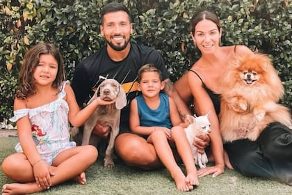 Ezequiel Garay y su exposa, Tamara Gorro, despidieron a su perro Negrito en las redes