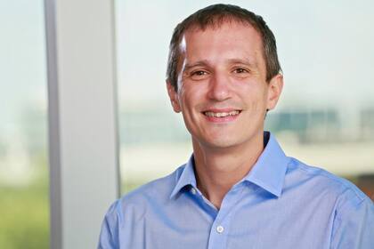Ezequiel Glinsky, CTO de Microsoft Argentina: “Si desarrollamos un sistema de IA que reconozca emociones y solo se lo entrena en base a imágenes de caras de adultos, no podrá identificar las emociones en niños y niñas. Sin embargo, asegurar la representatividad de los datos no es suficiente”