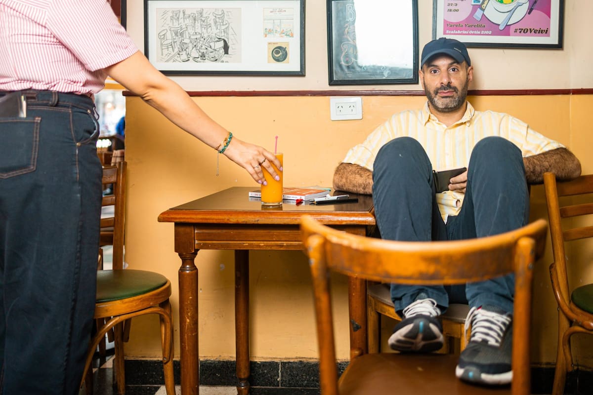 Ezequiel Hara Duck, productor de radio y autor de obras interactivas, encontró en un bar la inspiración para su último trabajo