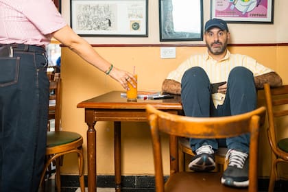 Ezequiel Hara Duck, productor de radio y autor de obras interactivas, encontró en un bar la inspiración para su último trabajo