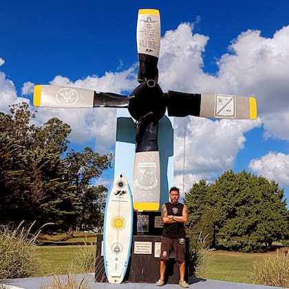 Ezequiel, junto a la hélice del TC-63, en Pinamar