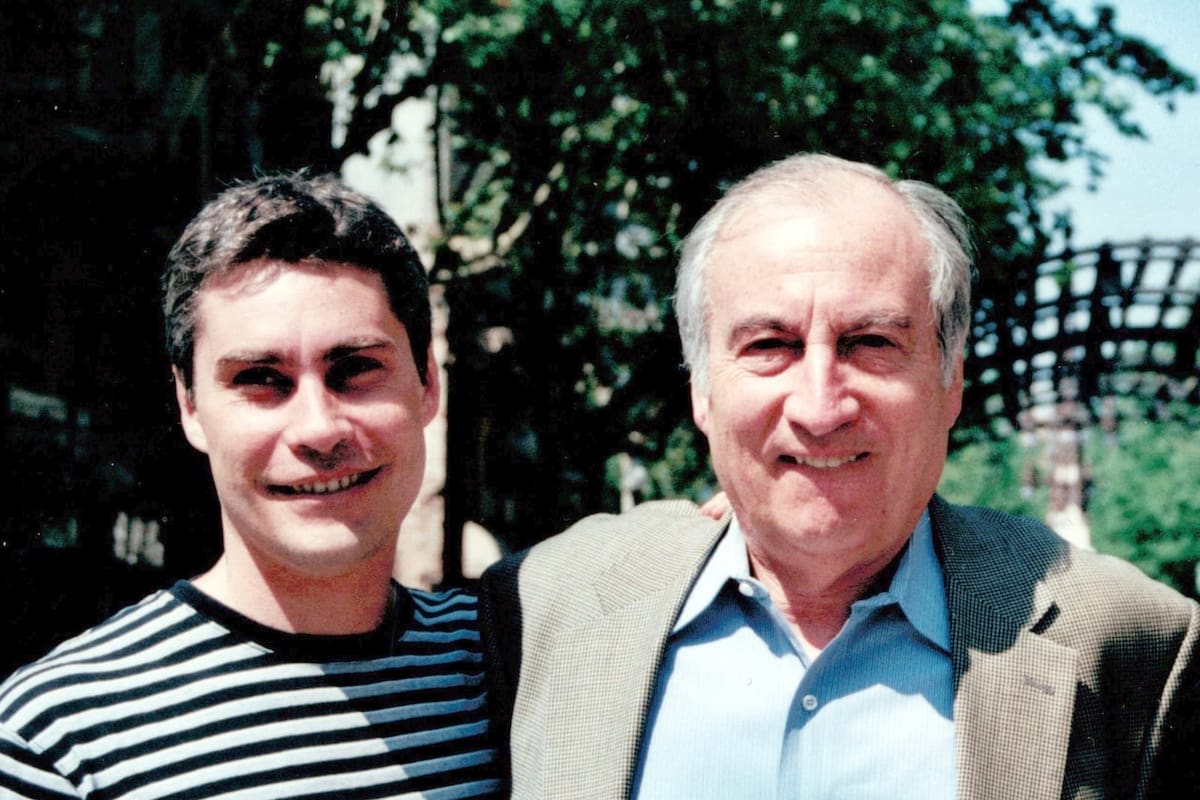 Ezequiel junto a su padre, el escritor Tomás Eloy Martínez