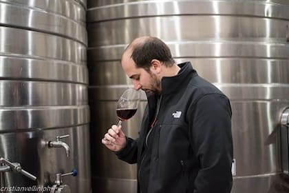 Ezequiel Ortego, enólogo de Costa & Pampa, en la bodega de Chapadmalal
