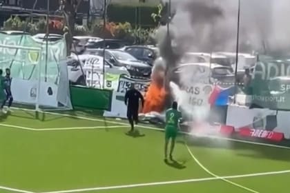 Ezequiel Schelotto se convirtió en bombero y apagó un incendio en pleno partido en la tercera división de Suiza