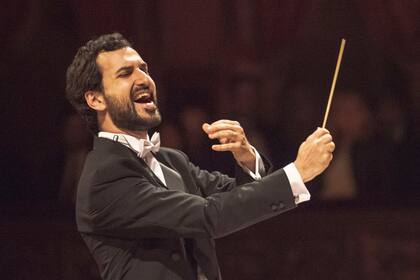Ezequiel Silberstein, director y arreglador de UBA200 en concierto