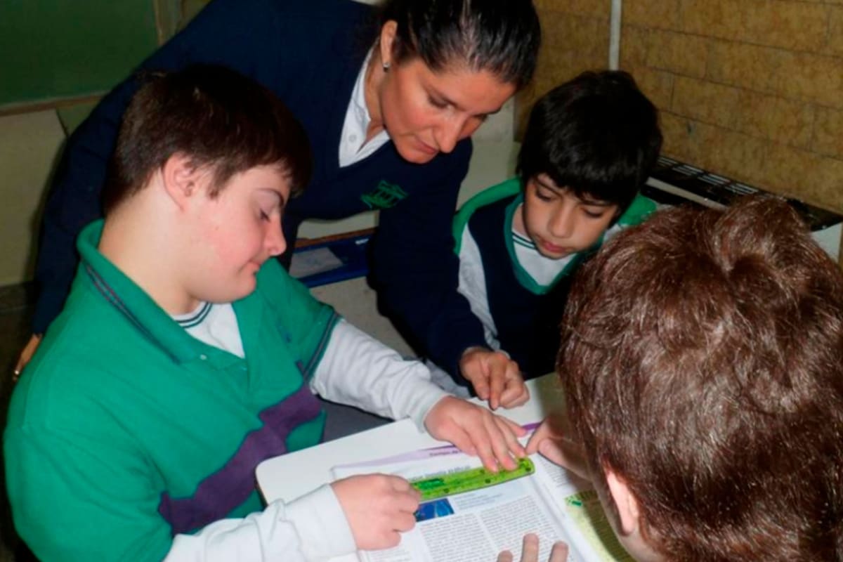 Ezequiel Speroni en 6° grado junto a su maestra Claudia Fiorito y sus compañeros de una escuela de modalidad común de Caballito.