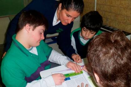 Ezequiel Speroni en 6° grado junto a su maestra Claudia Fiorito y sus compañeros de una escuela de modalidad común de Caballito.