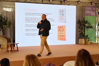Ezequiel Starobinsky autor de "Fluí con el dinero", en su charla en el Bienestar Frest