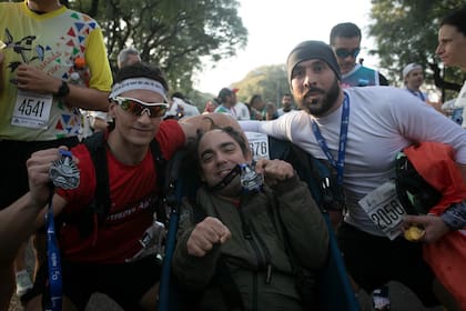 Ezequiel y Eduardo, junto al resto de los asistentes, luego de completar una de las pruebas en la que participaron