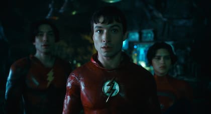 Ezra Miller como dos versiones distintas de Flash, junto a la debutante Sasha Calle como Kara-Supergirl