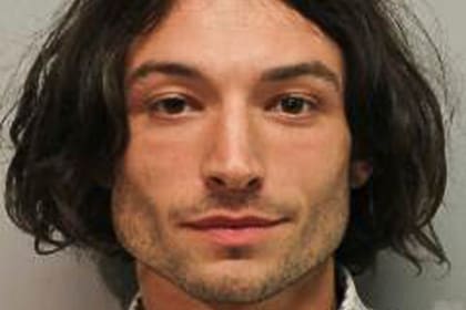 Ezra Miller emitió un comunicado para disculparse por sus delitos y se refirió a los problemas mentales que padece