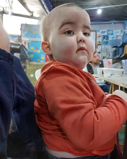 Ezra padecía DIPG (glioma difuso intrínseco de tronco), un tipo de tumor cerebral que es muy agresivo y frecuente en niños (Crédito: Instagram/@todos.x.ezra)