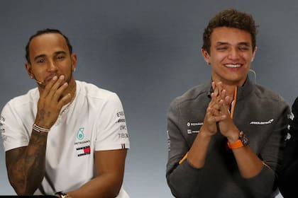 Lewis Hamilton y Lando Norris, el abanderado y el mejor escolta en la lucha contra el racismo que enseñó la Fórmula 1; los pilotos analizan formar con la rodilla en la tierra en la apertura de la temporada, el domingo, en el Gran Premio de Austria