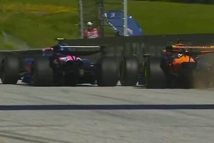 Concentrado en su duelo con Tsunoda, Colapinto casi saca de carrera a Piastri, que peleaba por la punta