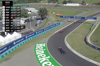 El momento polémico en boxes, con Hamilton delante de los Red Bull.