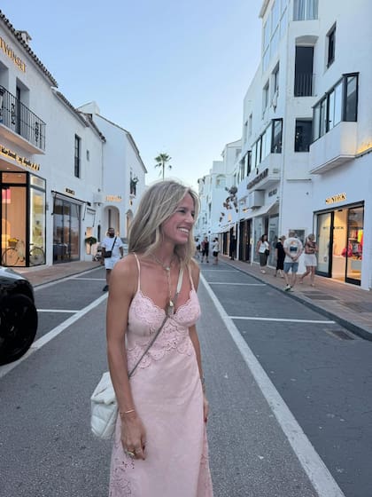 Fabbiani posó sonriente y relajada en las calles de Marbella