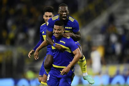 Fabbra y Advincula celebran el gran gol del colombiano para el 2-0 parcial de Boca