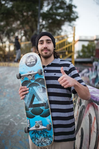 FabiÁn (25). Es de: Almagro. ¿Qué es lo que más te gusta de practicar skate? “Te saca los quilombos de la cabeza, te concentrás en esto y te olvidás de todo. Es una forma de expresarse. Te enseña valores como a levantarte y no rendirte”.