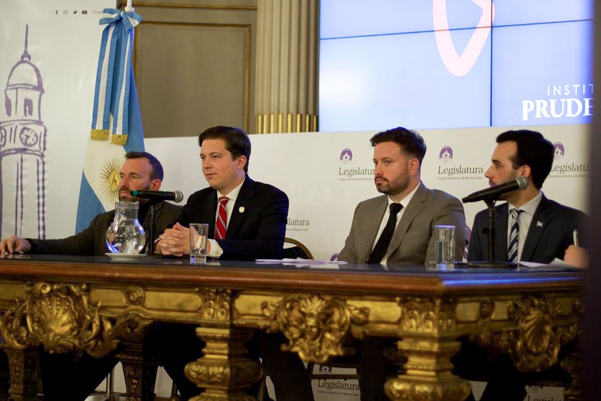Fabián Calle; Michael Bartels, Enzo Alias y Juan Ignacio Oyarzú, en el Foro Panamericano