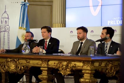 Fabián Calle; Michael Bartels, Enzo Alias y Juan Ignacio Oyarzú, en el Foro Panamericano